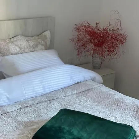 Spacious In Luxury * 티라나